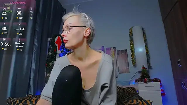 Snapshot of HelgaHimmell chatting on January 2025 10:57:01 PM HelgaHimmell online show from January 2025 10:57:01 PM