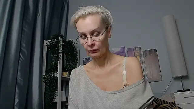 Snapshot of HelgaHimmell chatting on January 2025 10:30:02 PM HelgaHimmell online show from January 2025 10:30:02 PM