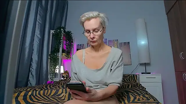 Snapshot of HelgaHimmell chatting on January 2025 03:52:02 AM HelgaHimmell online show from January 2025 03:52:02 AM