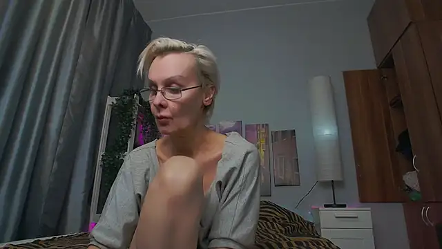 Snapshot of HelgaHimmell chatting on February 2025 02:21:01 AM HelgaHimmell online show from February 2025 02:21:01 AM