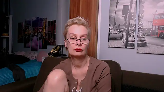 Snapshot of HelgaHimmell chatting on April 2026 05:30:01 PM HelgaHimmell online show from April 2026 05:30:01 PM