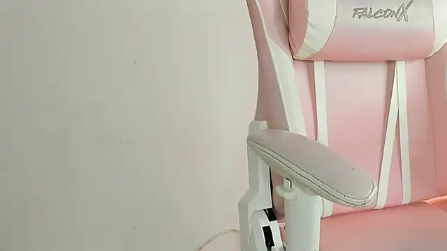 Snapshot of YenniferCurly chatting on January 2025 12:38:02 PM YenniferCurly online show from January 2025 12:38:02 PM