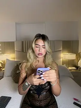 Snapshot of _laura_02 chatting on April 2026 12:33:01 PM laura 02 online show from April 2026 12:33:01 PM