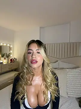Snapshot of _laura_02 chatting on May 2026 01:43:02 AM laura 02 online show from May 2026 01:43:02 AM