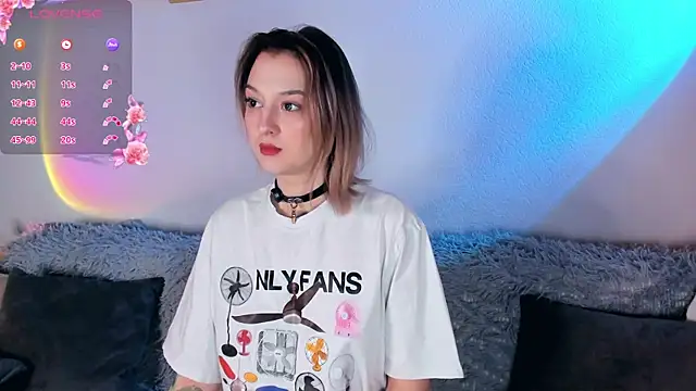 Snapshot of CrystalRey chatting on October 2025 06:44:02 AM CrystalRey online show from October 2025 06:44:02 AM