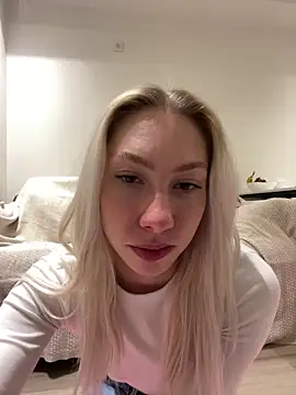 LuisaBecker online show from February 2025 03:10:01 PM