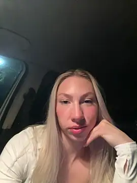 LuisaBecker online show from February 2025 06:32:02 PM