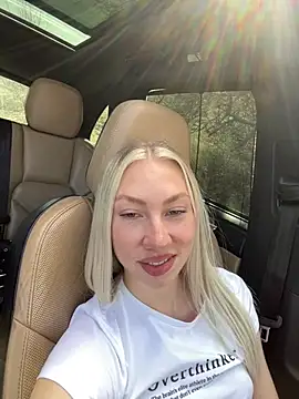 LuisaBecker online show from March 2025 11:21:01 AM