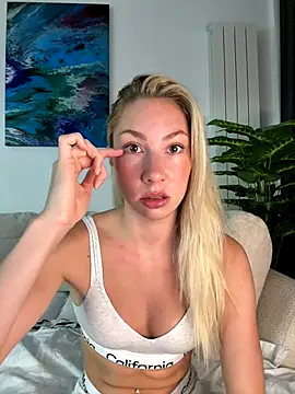 LuisaBecker online show from October 2025 03:55:02 PM