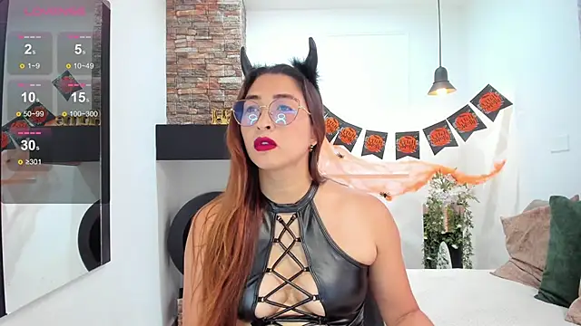 Snapshot of _LaraMom_ chatting on October 2025 07:37:01 PM LaraMom online show from October 2025 07:37:01 PM