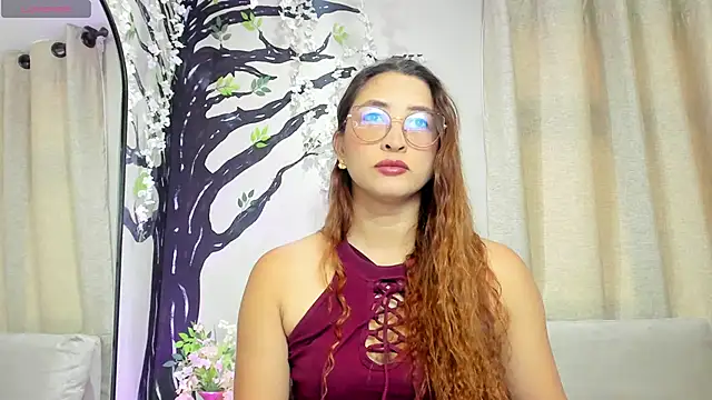 Snapshot of _LaraMom_ chatting on November 2025 12:22:01 PM LaraMom online show from November 2025 12:22:01 PM