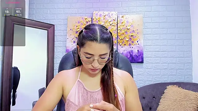 Snapshot of _LaraMom_ chatting on November 2025 07:25:01 PM LaraMom online show from November 2025 07:25:01 PM