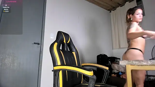 Snapshot of Chica_hot_dirty chatting on April 2026 11:37:02 PM Chica hot dirty online show from April 2026 11:37:02 PM