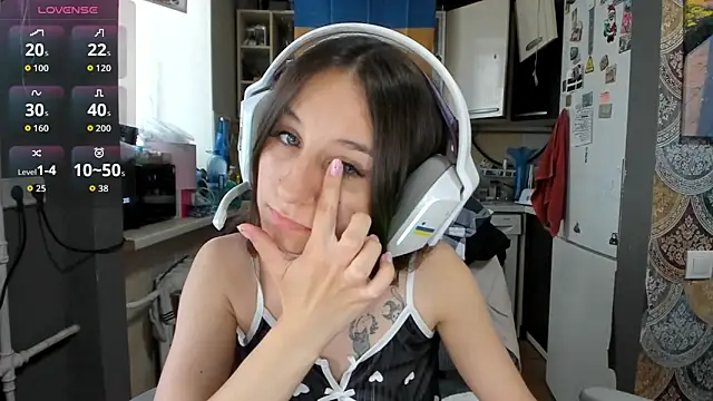 Snapshot of _Nika_Kik chatting on May 2026 10:22:01 AM Nika Kik online show from May 2026 10:22:01 AM