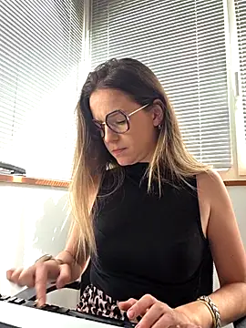 Snapshot of lucie_mehott chatting on April 2026 08:45:01 AM lucie mehott online show from April 2026 08:45:01 AM