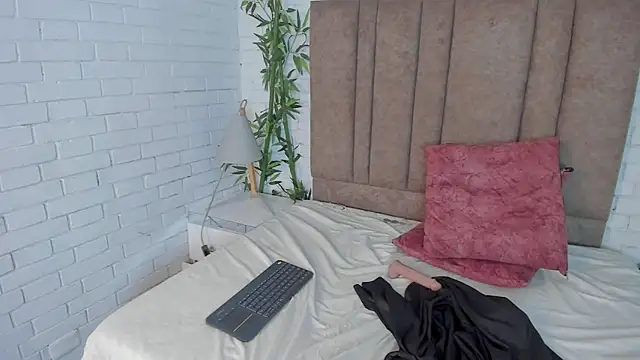 Snapshot of saracorraless chatting on January 2025 12:41:01 AM saracorraless online show from January 2025 12:41:01 AM