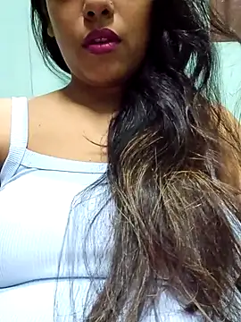 Snapshot of sexyindi_couple chatting on May 2026 12:57:01 PM sexyindi couple online show from May 2026 12:57:01 PM
