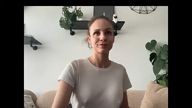 Snapshot of Mary_Wet chatting on April 2026 11:33:01 AM Mary Wet online show from April 2026 11:33:01 AM