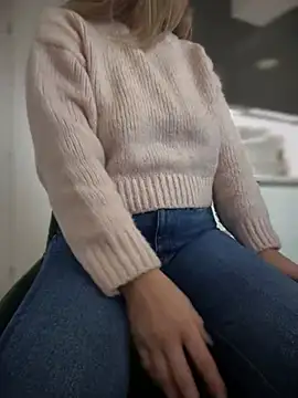 Snapshot of HotXMom chatting on January 2025 07:54:01 AM HotXMom online show from January 2025 07:54:01 AM