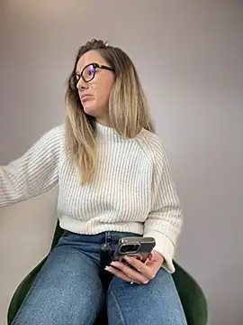 Snapshot of HotXMom chatting on February 2025 07:40:02 AM HotXMom online show from February 2025 07:40:02 AM