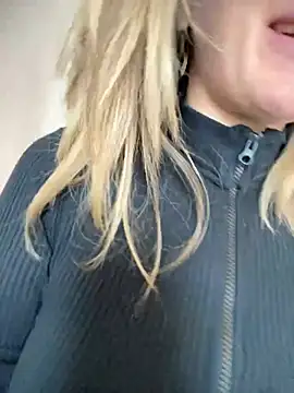 Snapshot of HotXMom chatting on March 2025 07:41:01 AM HotXMom online show from March 2025 07:41:01 AM