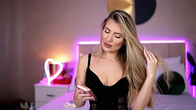 Snapshot of EvellineClaire chatting on March 2026 07:24:01 AM EvellineClaire online show from March 2026 07:24:01 AM