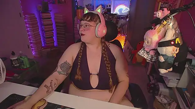 Snapshot of FatVeronica chatting on June 2026 02:31:02 AM FatVeronica online show from June 2026 02:31:02 AM