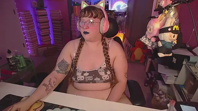 Snapshot of FatVeronica chatting on June 2026 05:01:02 PM FatVeronica online show from June 2026 05:01:02 PM