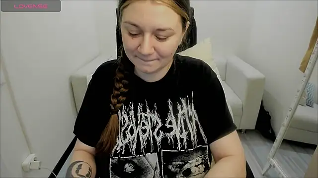 Snapshot of AlisaBacker chatting on January 2025 01:42:01 AM AlisaBacker online show from January 2025 01:42:01 AM