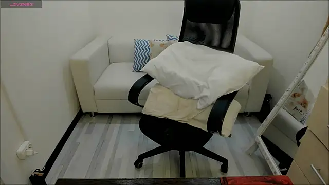 Snapshot of AlisaBacker chatting on January 2025 12:24:01 PM AlisaBacker online show from January 2025 12:24:01 PM