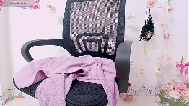 Snapshot of Embez-Damdang chatting on December 2024 06:17:01 PM Embez-Damdang online show from December 2024 06:17:01 PM