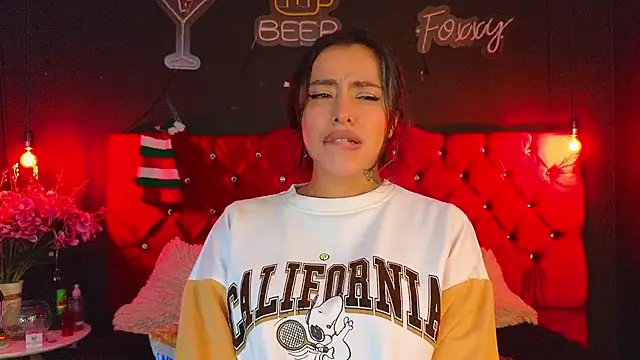 Snapshot of foxxy_nasty chatting on December 2024 08:00:01 PM foxxy nasty online show from December 2024 08:00:01 PM