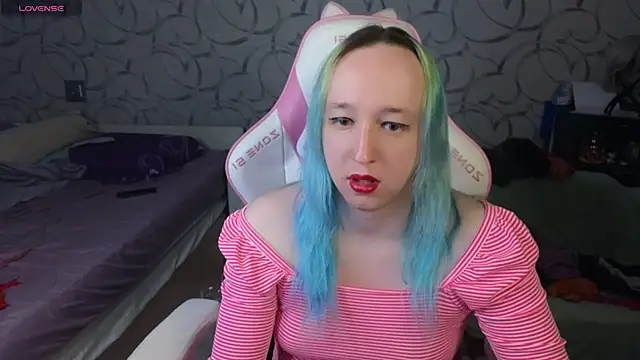 Snapshot of TheTrixy chatting on April 2026 12:43:01 PM TheTrixy online show from April 2026 12:43:01 PM