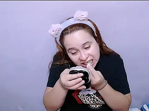 Snapshot of SubLayla01 chatting on April 2026 08:09:02 PM SubLayla01 online show from April 2026 08:09:02 PM