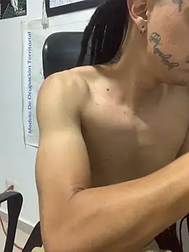 Snapshot of JovenDesobediente chatting on November 2025 05:35:02 AM JovenDesobediente online show from November 2025 05:35:02 AM