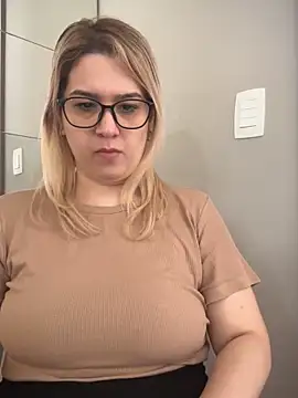 Snapshot of amooraaamoon chatting on February 2025 01:19:01 PM amooraaamoon online show from February 2025 01:19:01 PM