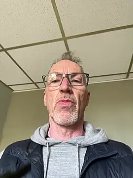 Snapshot of les-machines@xh chatting on April 2026 02:06:01 PM les-machinesxh online show from April 2026 02:06:01 PM