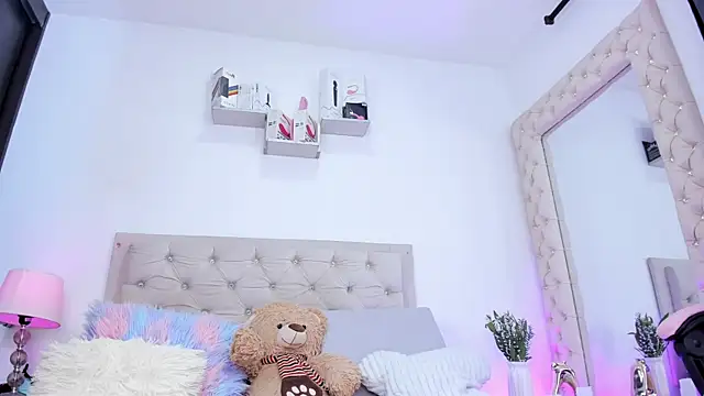 lorennahernandez01 online show from February 2026 11:30:01 AM