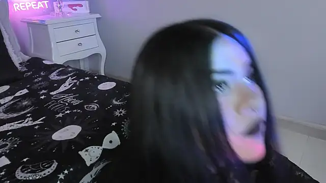 atena hill online show from December 2025 07:32:01 PM