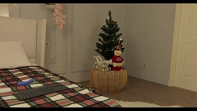 Snapshot of Miley_Smile chatting on December 2024 08:28:02 AM Miley Smile online show from December 2024 08:28:02 AM