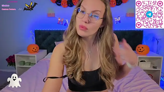 Snapshot of Kelly_Hardy chatting on October 2025 01:17:01 AM Kelly Hardy online show from October 2025 01:17:01 AM