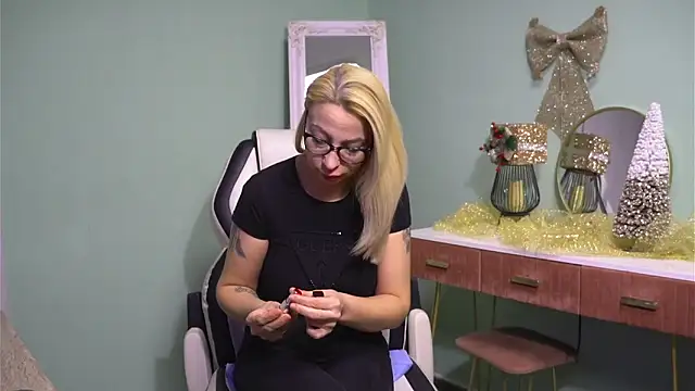 Snapshot of CelineConner chatting on December 2024 05:07:01 AM CelineConner online show from December 2024 05:07:01 AM