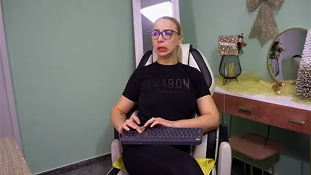 Snapshot of CelineConner chatting on December 2024 05:36:01 AM CelineConner online show from December 2024 05:36:01 AM