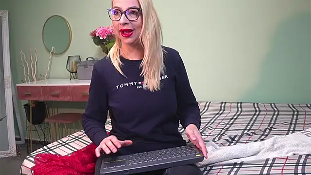 Snapshot of CelineConner chatting on January 2025 08:13:02 AM CelineConner online show from January 2025 08:13:02 AM