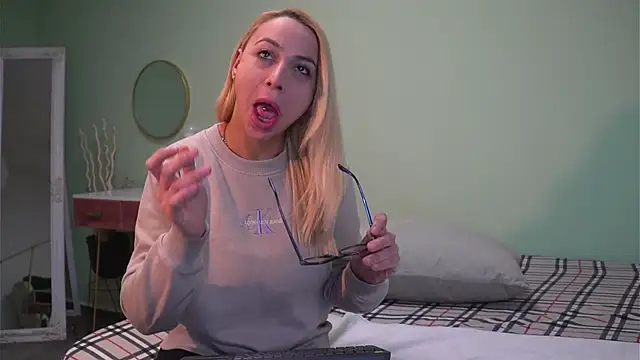 Snapshot of CelineConner chatting on January 2025 05:05:01 AM CelineConner online show from January 2025 05:05:01 AM