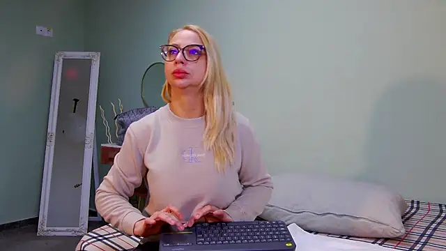 Snapshot of CelineConner chatting on January 2025 05:09:01 AM CelineConner online show from January 2025 05:09:01 AM