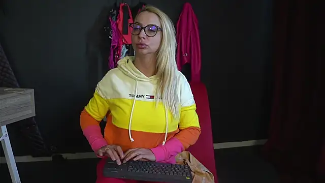 Snapshot of CelineConner chatting on September 2025 04:46:02 AM CelineConner online show from September 2025 04:46:02 AM