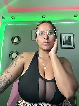 Snapshot of Seized_lust chatting on December 2024 02:46:02 PM Seized lust online show from December 2024 02:46:02 PM