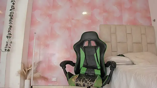 Snapshot of emily_lean_ chatting on March 2026 03:19:02 AM emily lean online show from March 2026 03:19:02 AM