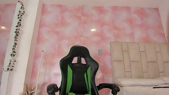 Snapshot of emily_lean_ chatting on April 2026 11:05:02 PM emily lean online show from April 2026 11:05:02 PM